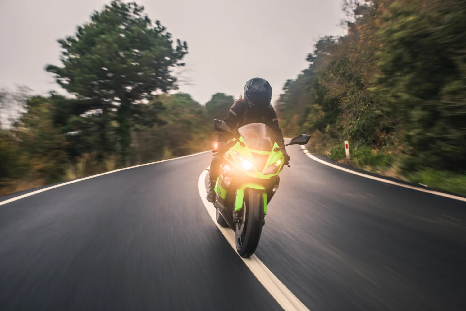 Rider con buzo personalizado en la ruta ecuatoriana